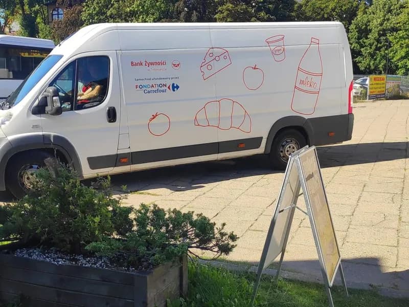 Sklep Społeczny — wolontariusze przy segregacji